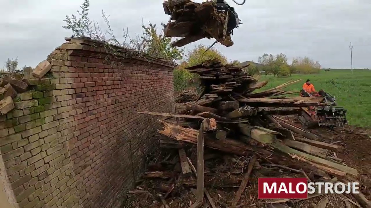 Malostroje.cz | Demolice stodoly bagrem Liebherr R914