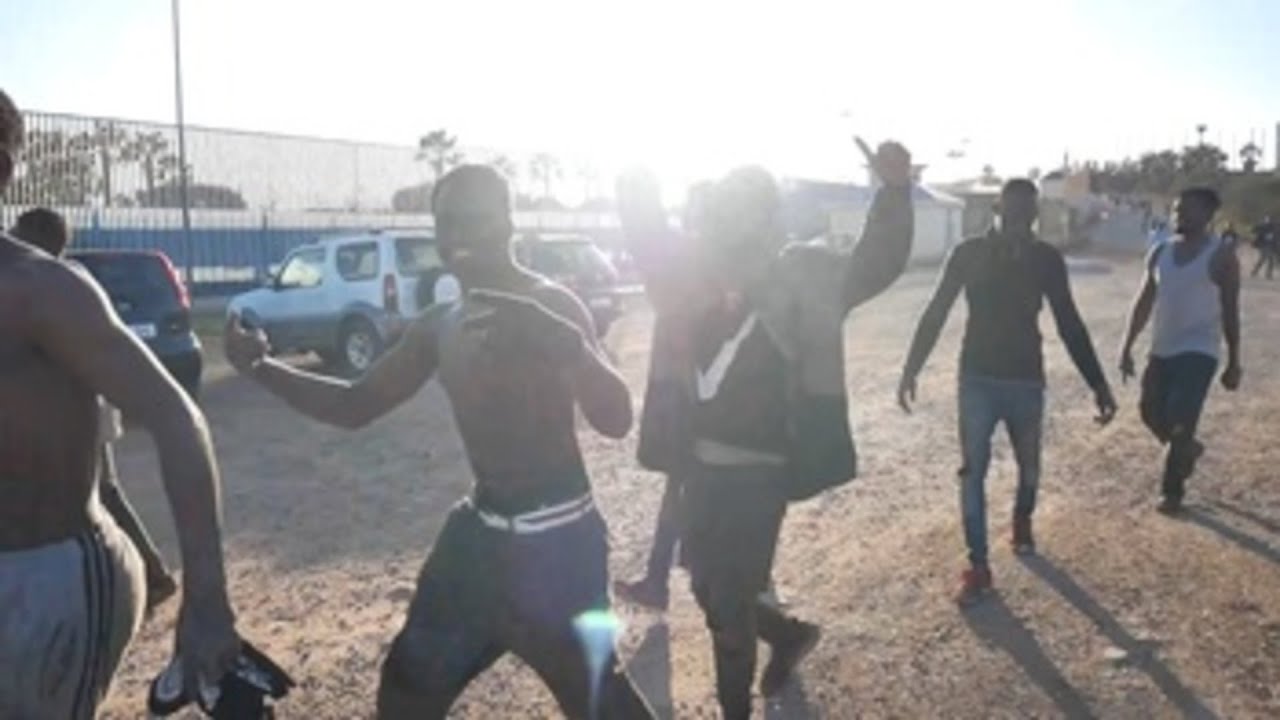 Entran 350 personas a Melilla en segunda madrugada de presi&oacute;n en la valla