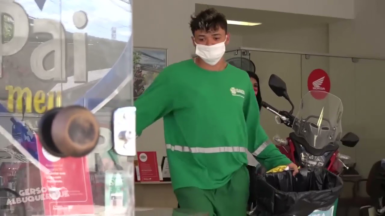 COMPREI UMA MOTO VESTIDO DE GARI - EXPERIMENTO SOCIAL