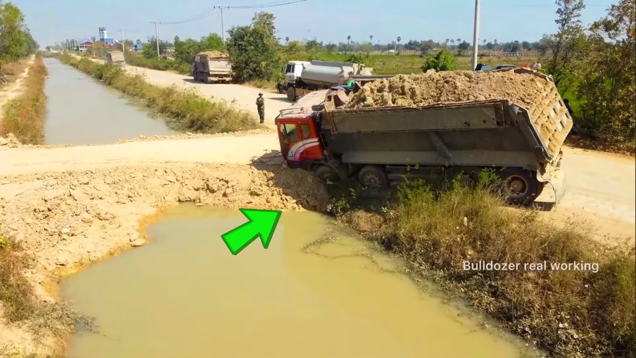 Landfill Incredible! Mix Dump Truck 25ton Back Uploading overturned into water canal bulldozer Koma…