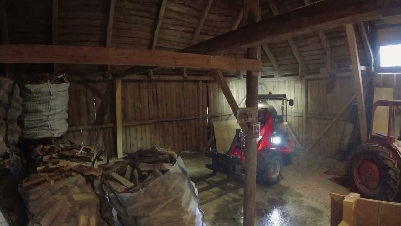 Flexitrac flyttar ved i trång lada