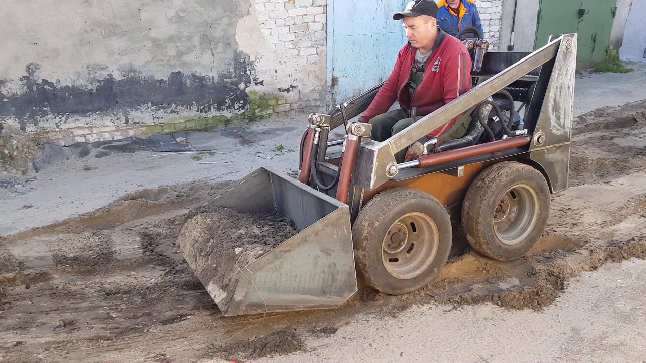 Бортоповоротный мини погрузчик в работе