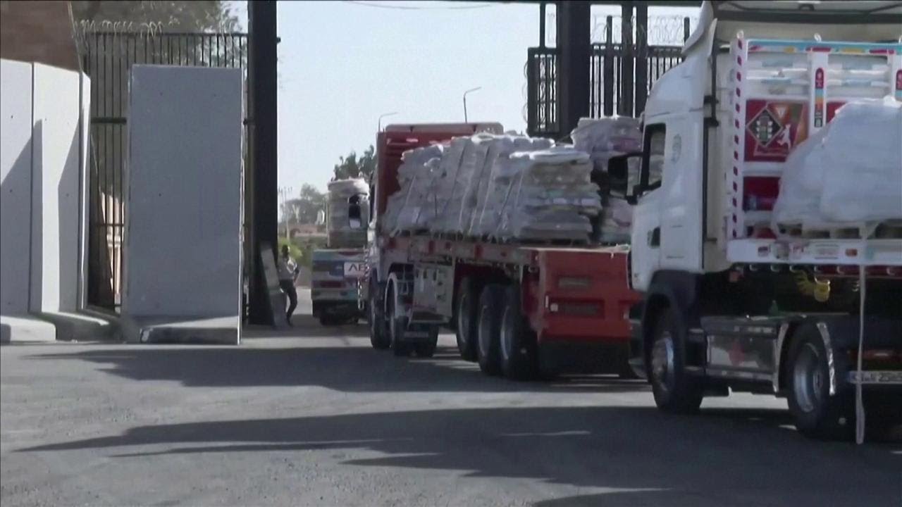 GAZA, i camion dall'EGITTO scaricano cibo e medicinali al valico di RAFAH