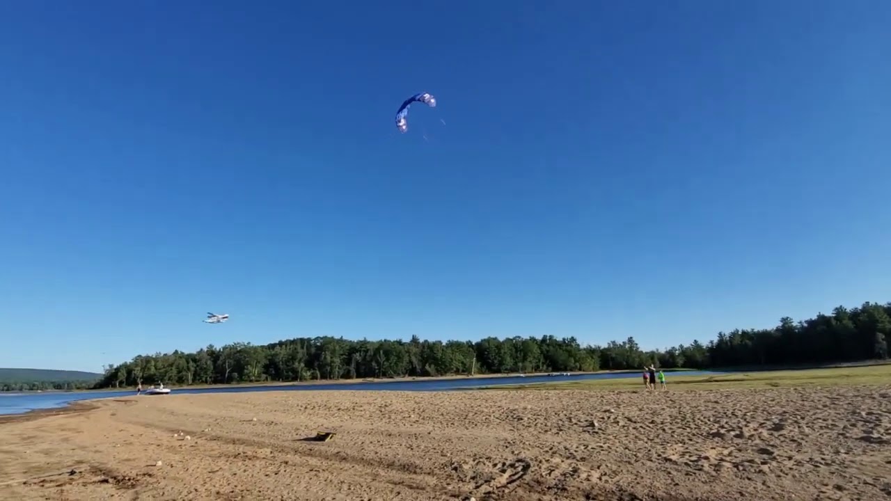 Flying an HQ4 Hydra 420 foil kite