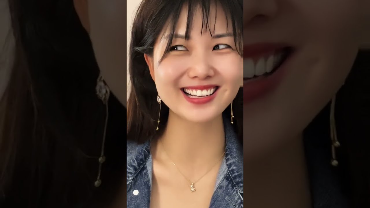 #微胖女生，笑得很甜美开心