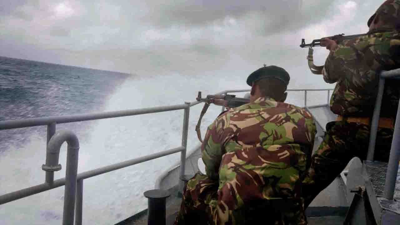 Somali pirates release hijacked oil tanker, hostages