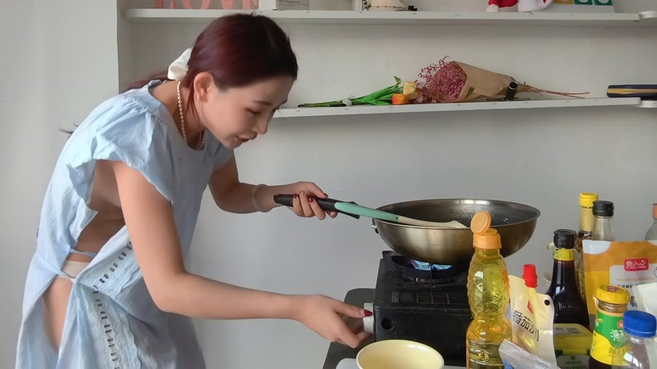 甜美的蛋蛋，也是经常做饭的哦，今天带来一道简单的小葱煎蛋