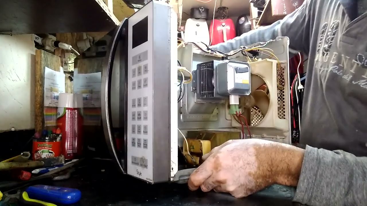 microondas ligando sozinho ao fechar a porta