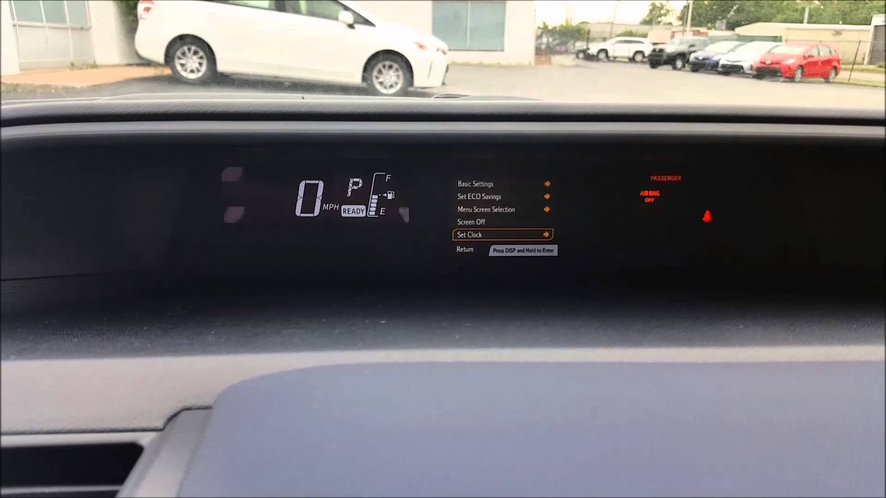 Как установить время на Toyota Prius C 2015 года