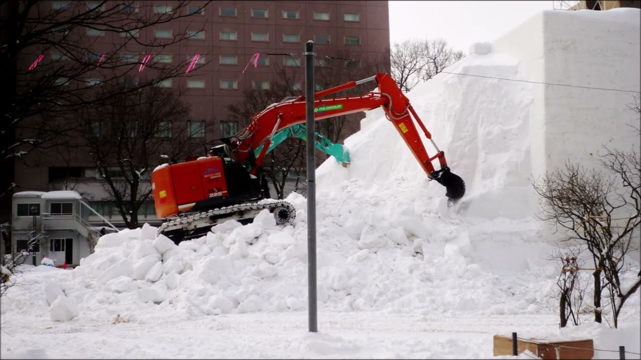 第75回SAPPORO雪まつり、赤煉瓦旧北海道庁雪像の解体。開催期間終了日の2025年2月12日翌朝。