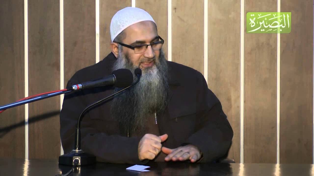 يستدل البعض بجواز قتال الجيش والشرطة بأنهم طائفة ممتنعة عن تطبيق شرع الله هل هذا صحيح ؟