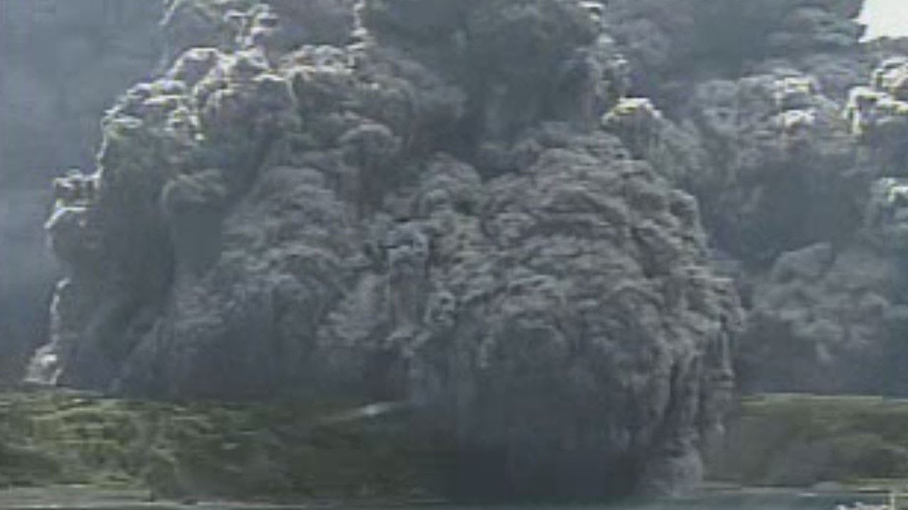 鹿児島県の口永良部島で爆発的噴火 火砕流も、全島避難勧告 警戒レベル初の「５」