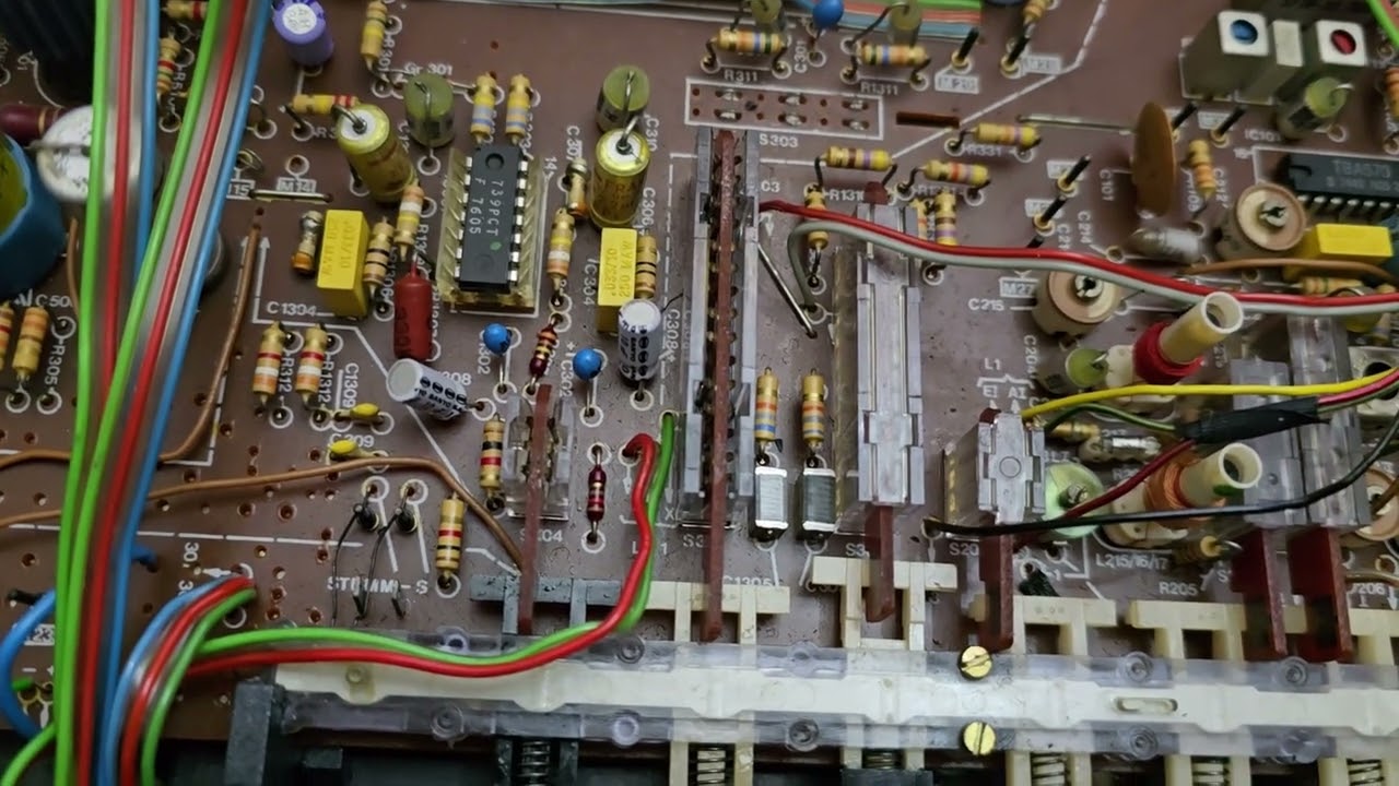 So Skalen Zeiger aus Kunststoff selbst hergestellt . Skalenseil gespannt Telefunken Hifi Center 4040