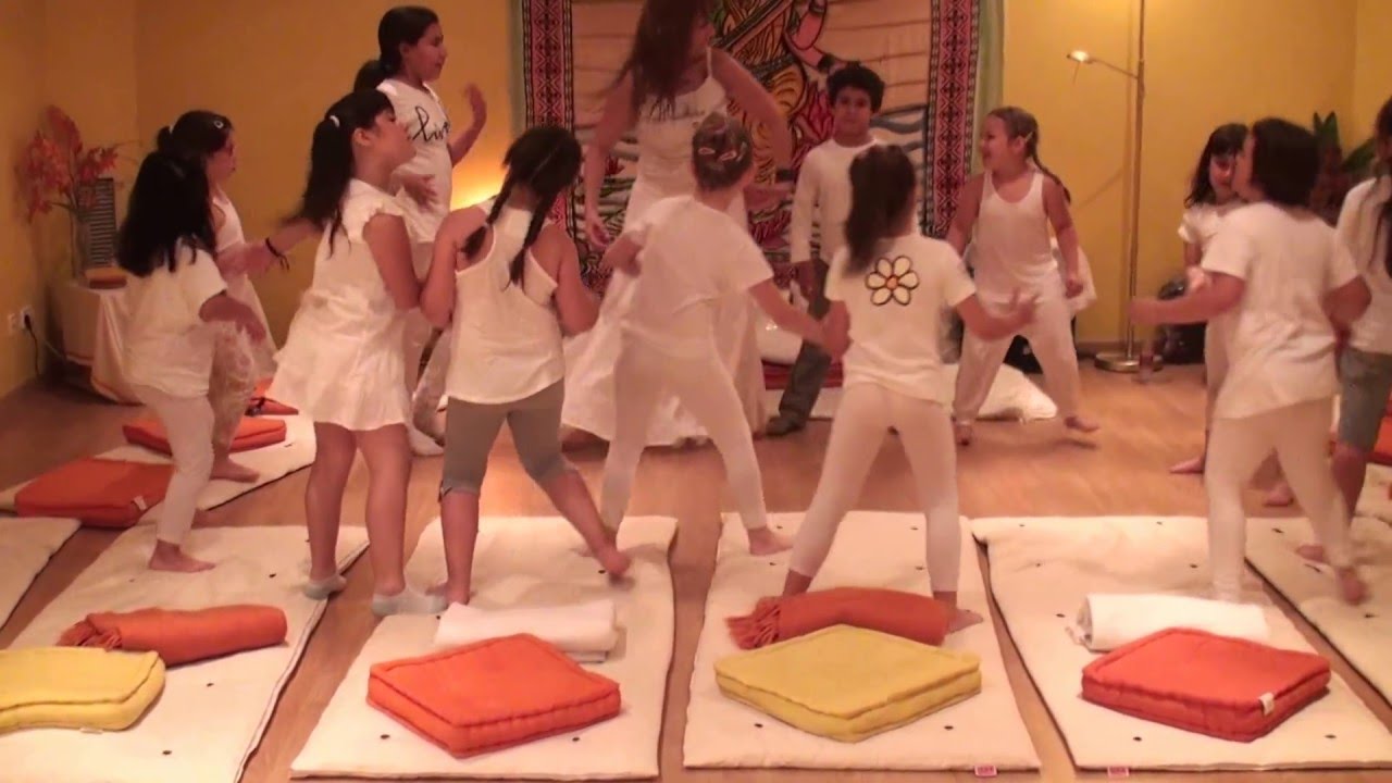 LOS NIÑOS JUEGAN A HACER KUNDALINI YOGA