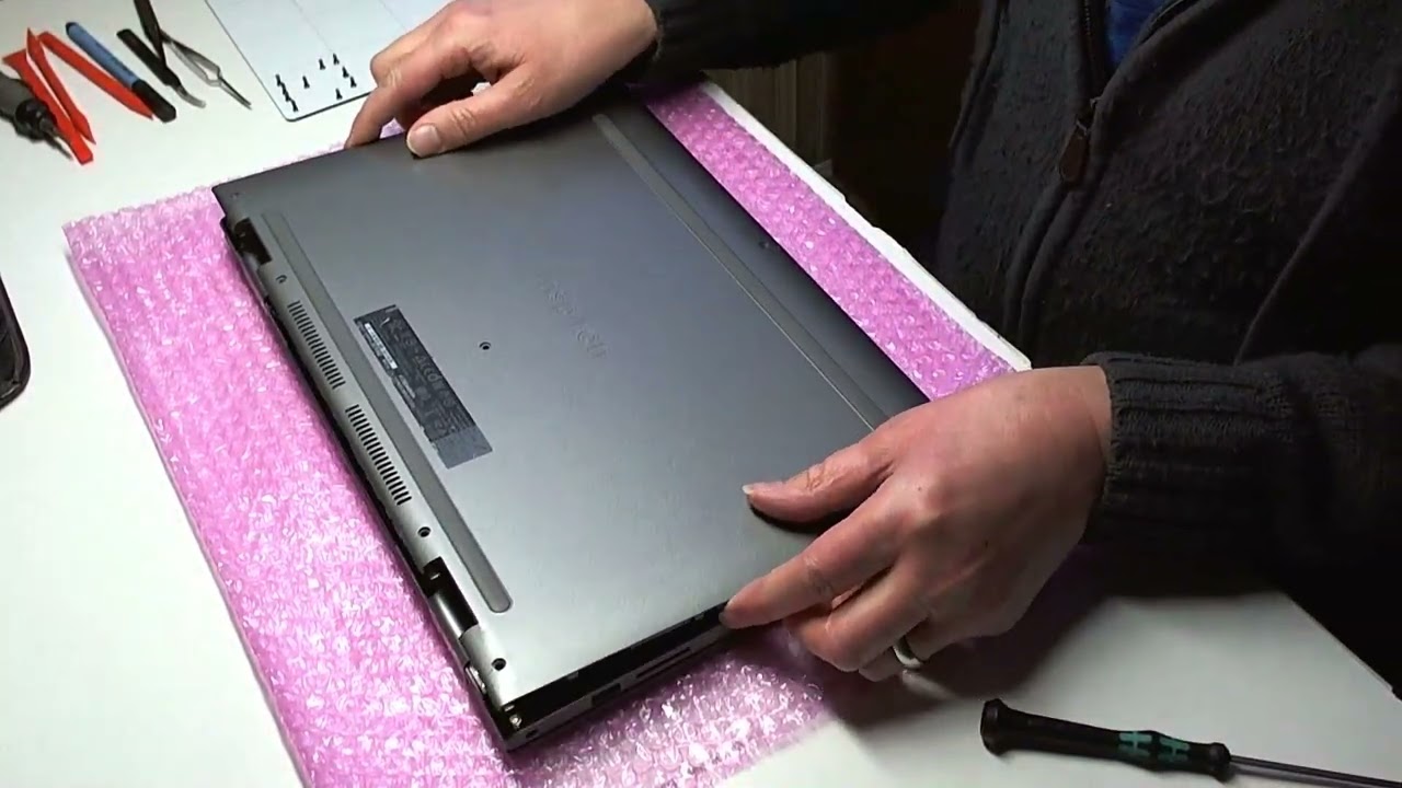 How to Replace & Renew the Battery on a Dell Inspiron 15 5568 2-in-1 Laptop. 💻🧰