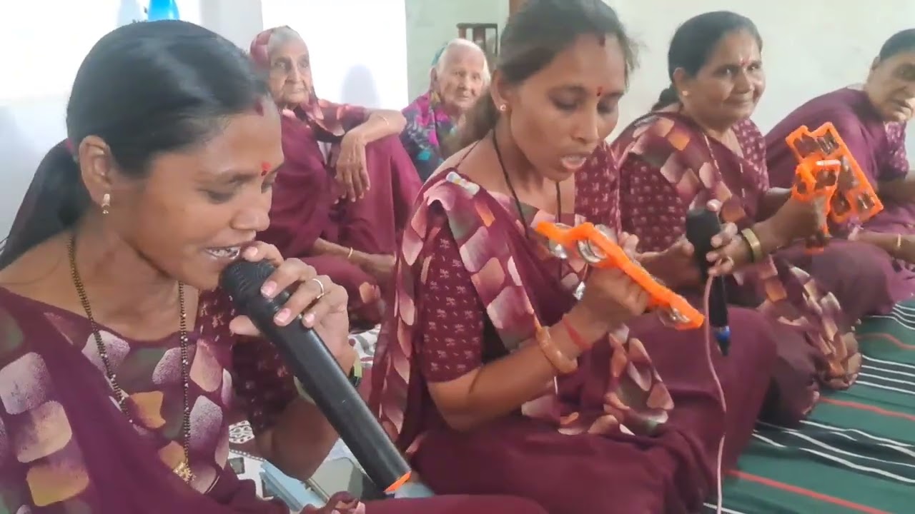 લખેલુ છે 🌺કોરી કોરી મટકી 🌺આનંદ આનંદ 🌺ખુબ જ સરસ મજાનું ભજન 🌺