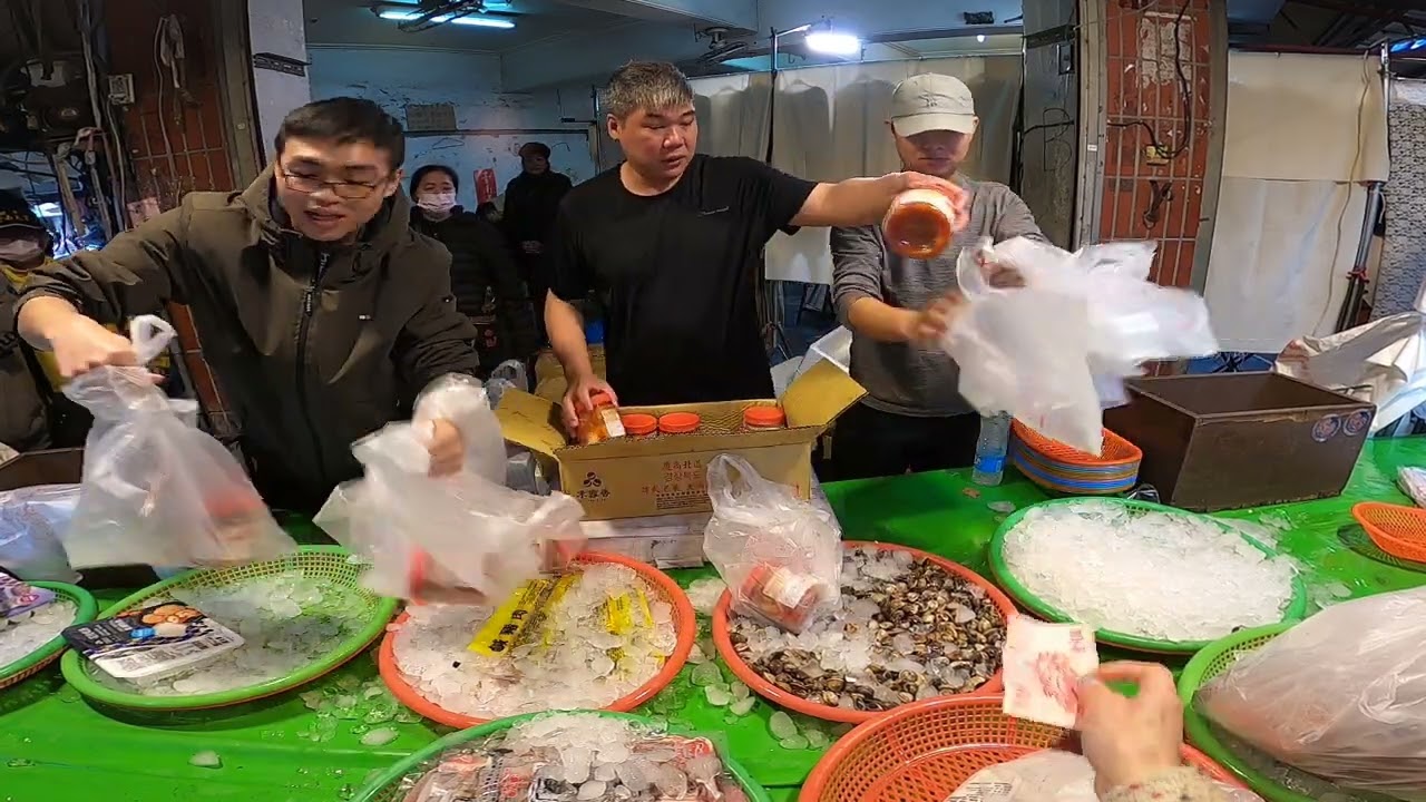 桌面都快被清枱了 現場還是爆滿狀態 準備提早下班了 新營市場成功街29號 士官長海鮮叫賣 海鮮拍賣 叫賣哥 seafood auction