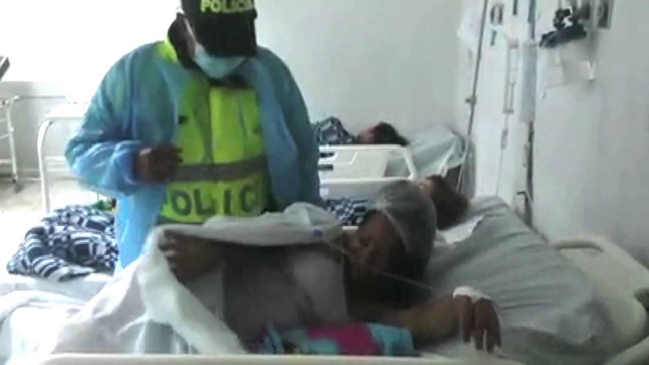 Policías atienden a una mujer al dar a luz en una vía pública de Bogotá - policiadecolombia
