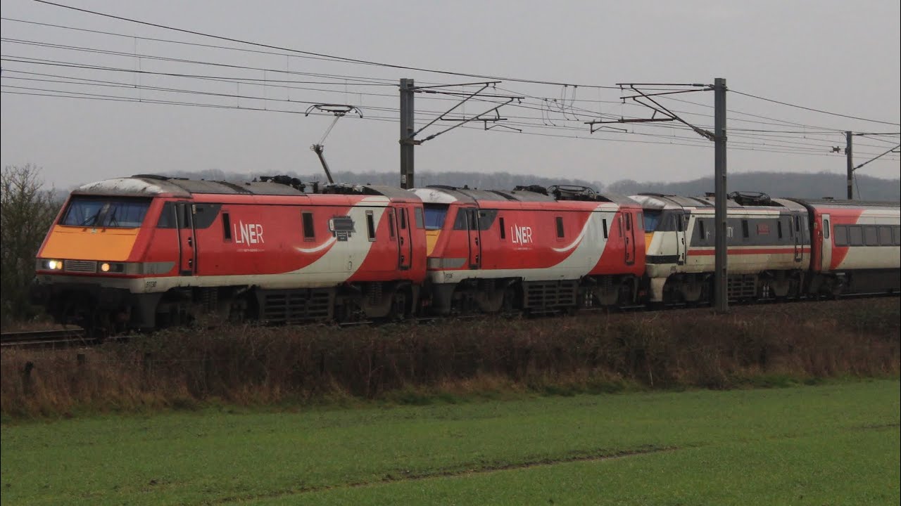 Trains At Grove Road Level crossing (rare 91 movement)