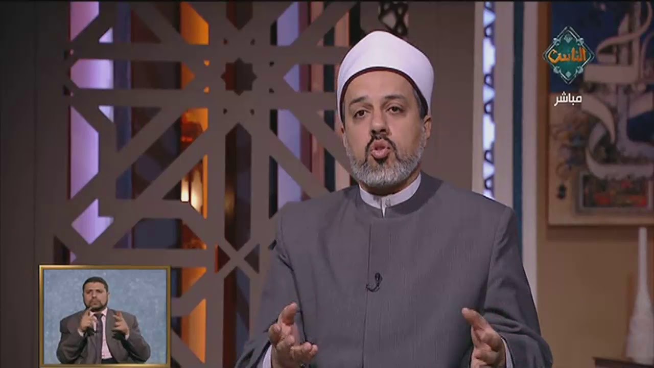 امرأة تقوم بتشغيل التلفزيون على قناة الحرم المكي وتصلي صلاتها خلف الإمام فهل يجوز هذا الفعل؟