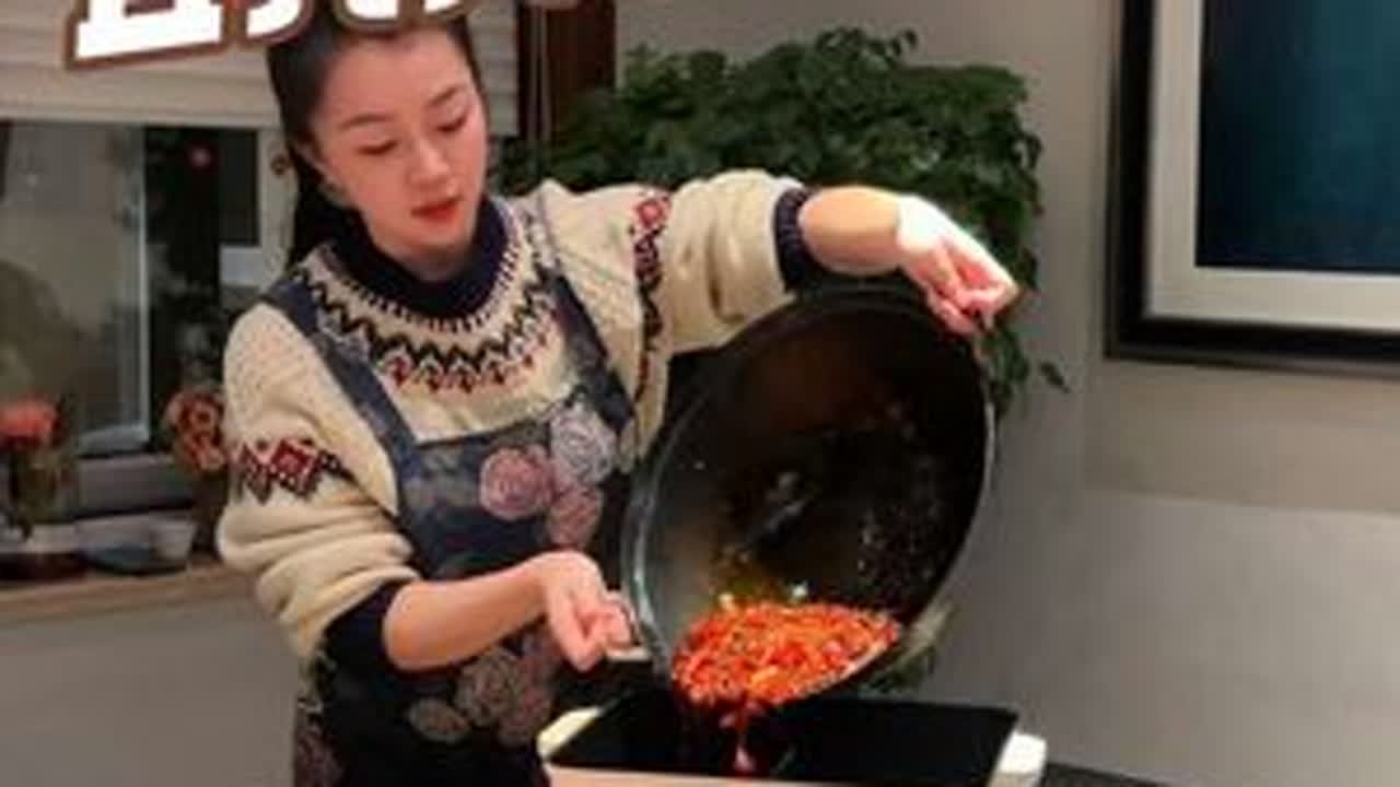 兄弟姊妹们，吃来吃去还是火锅最好省事啊 做一顿火锅两天不用做饭✌️#折耳根 #强烈推荐 #宜宾  #美食 #日常vlog