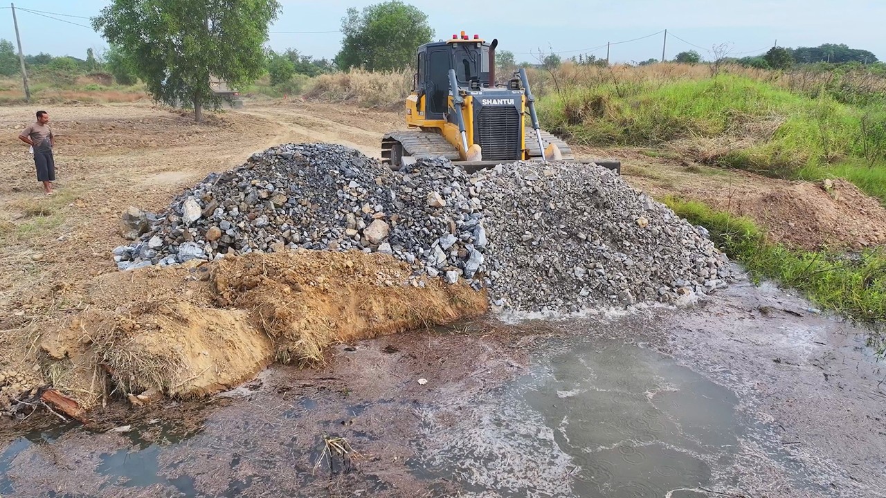 Amazing!! SHANTUI Bulldozer Pushing Stone Into Water With 25T Trucks Unloading Stone Filling Lake