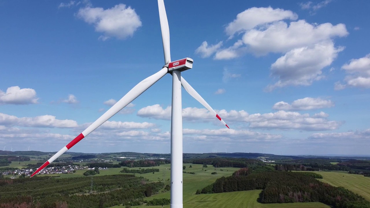 Windrad und Drohne im Westerwald