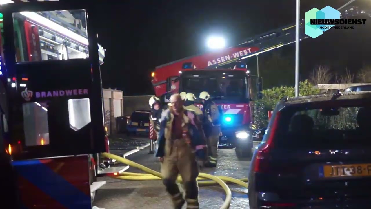 Uitslaande dakbrand in rijtjeswoning Bovensmilde