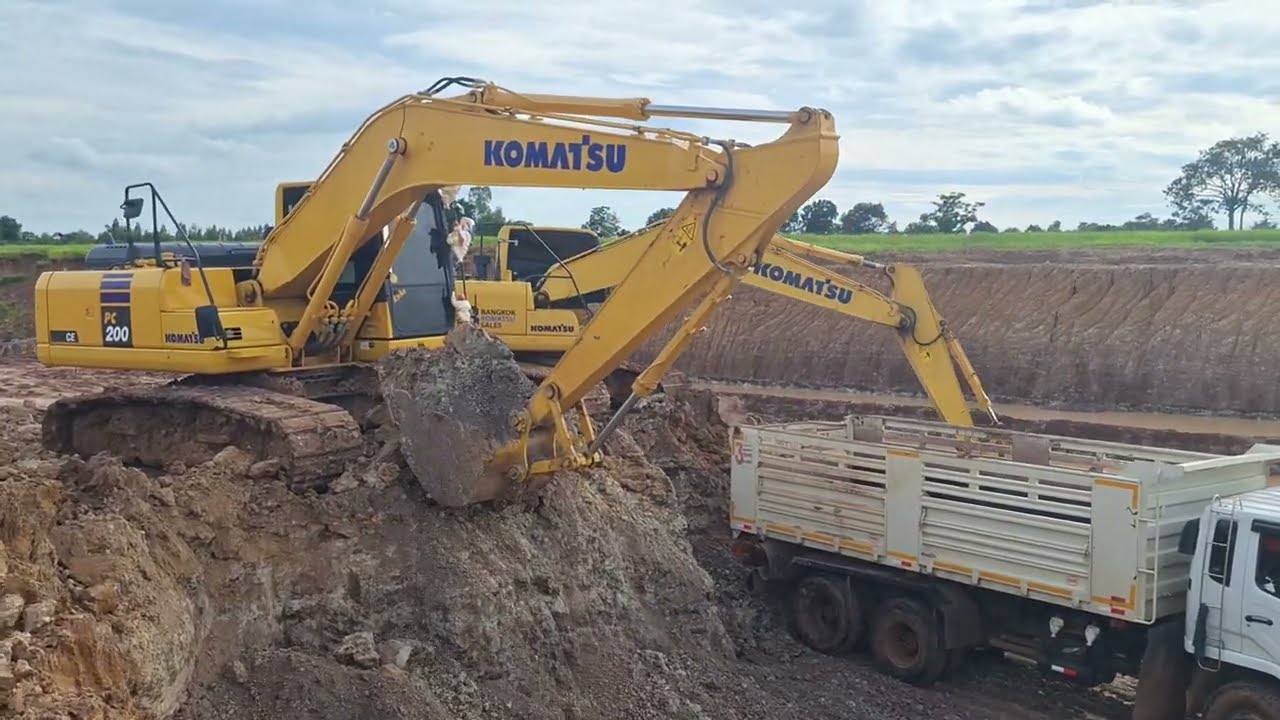 รีวิวหนุ่มซามูไรแพคคู่จัดเต็มดินดาน komatsu pc200-8mo -200-ce ดั้มฟูโซ่ตั้งรับ excavator and truck