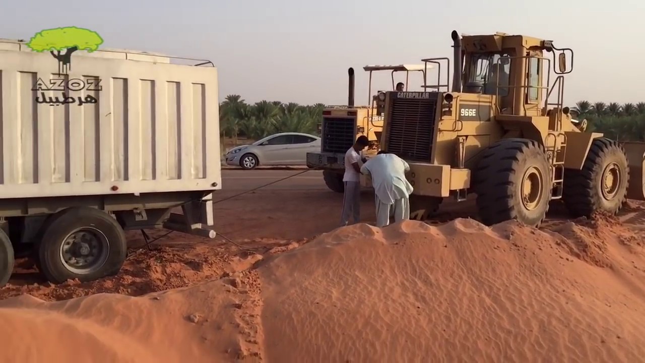 تغريز شاحنة وشيولين يسحبونها truck stuck in sand