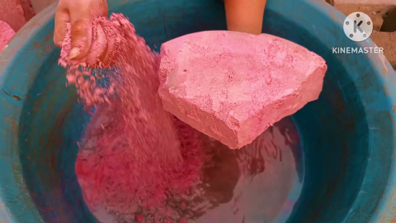 Soft dusty pink dirt crumble in water+dipping 🤤💯