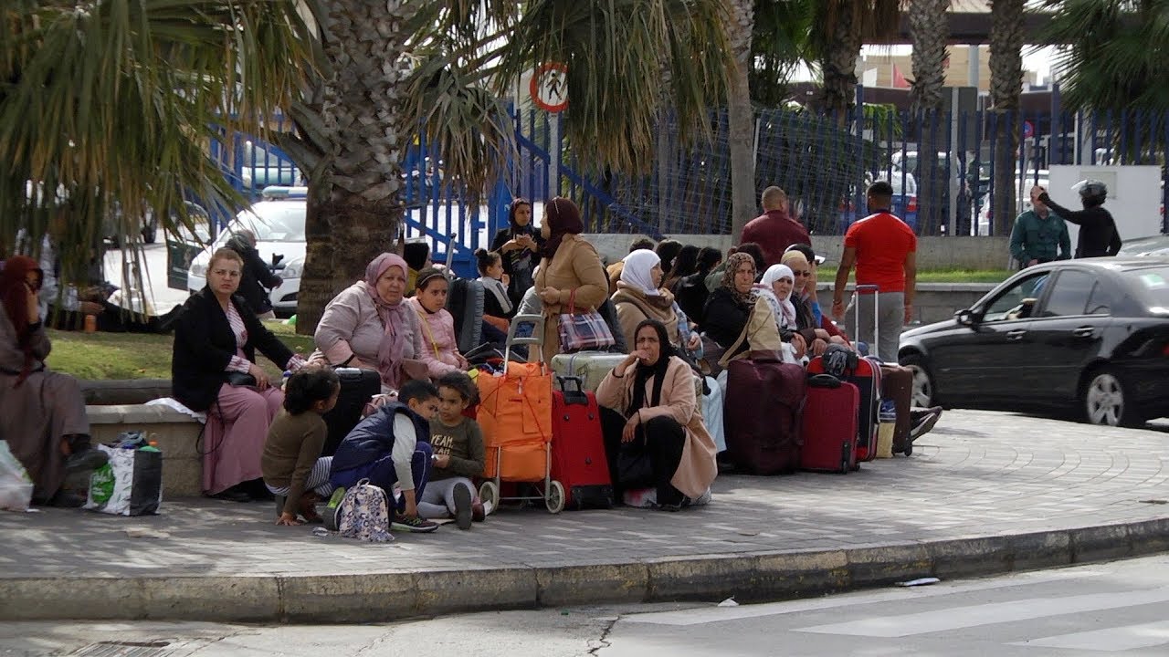 Personas esperan cruzar la frontera, pese a estar cerrada