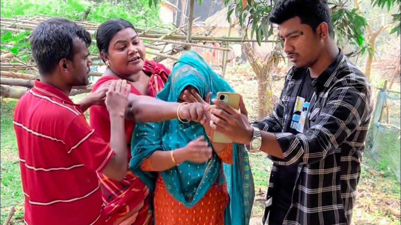 সুন্দরী মহিলা সিম চু*রি করতে গিয়ে হাতেনাতে ধরা পরলো অতঃপর 