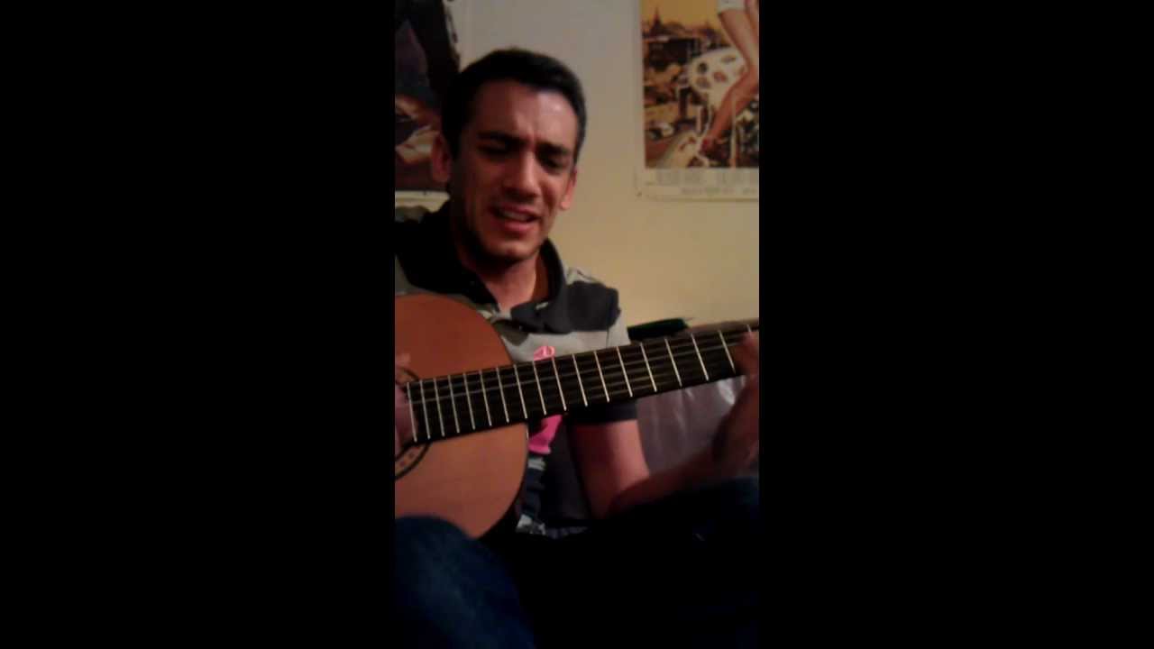 David Martos cantando y tocando Estopa