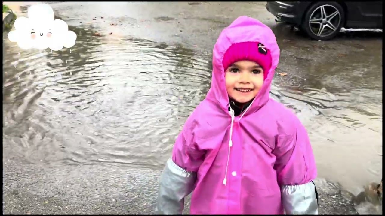 ПРОГУЛКА ПОД ПОЖДЕМ 🌧️ #детскийканал дождь #rain #прогулкасдетьми   Марьям гуляет в своихснаряжениях