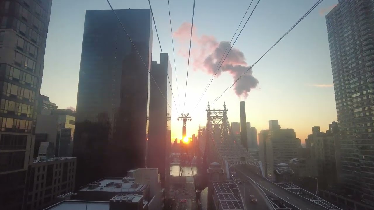 Getting on the Roosevelt Island Tram 🇺🇸 | NYC Views