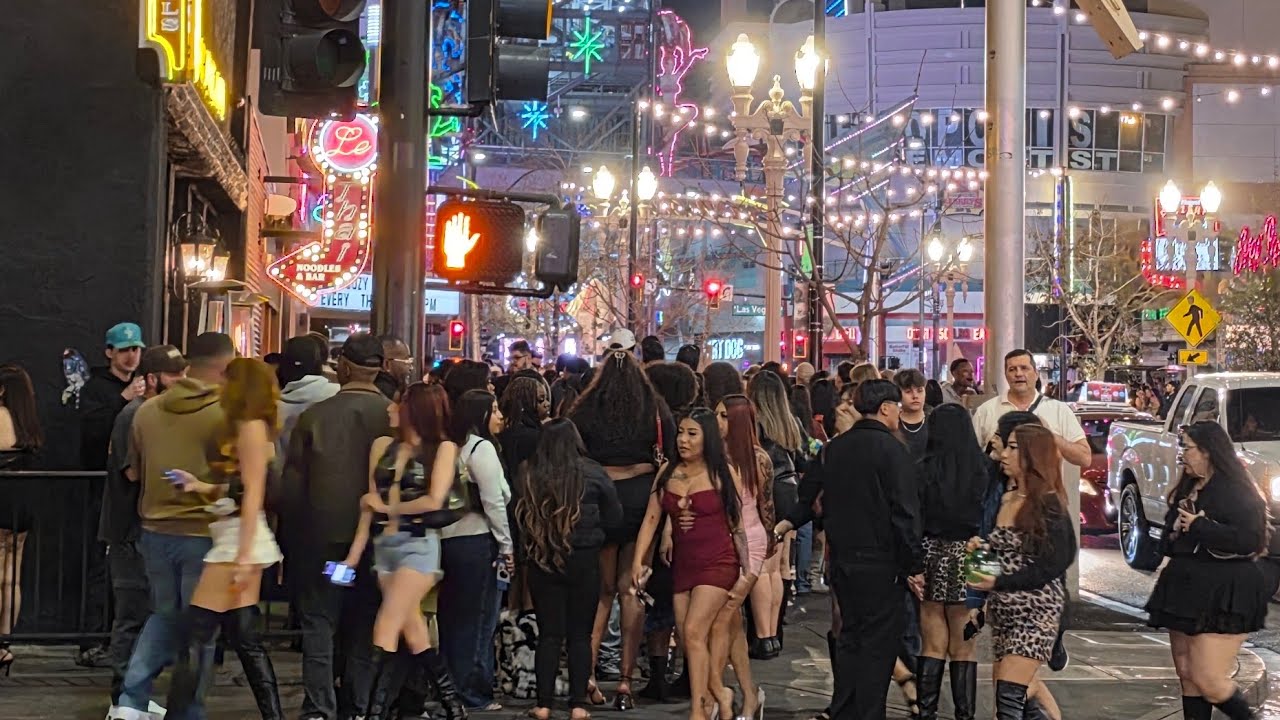 ​Saturday Night at Fremont St is poppin 🎉