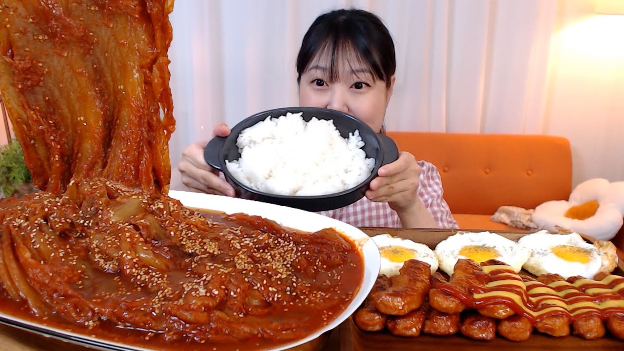 새콤하게 익은 묵은지로 만든 김치찜 참숯후랑크 계란후라이 집밥 먹방 Kimchi-Jjim Sausage Fried egg Koreanfood Mukbang