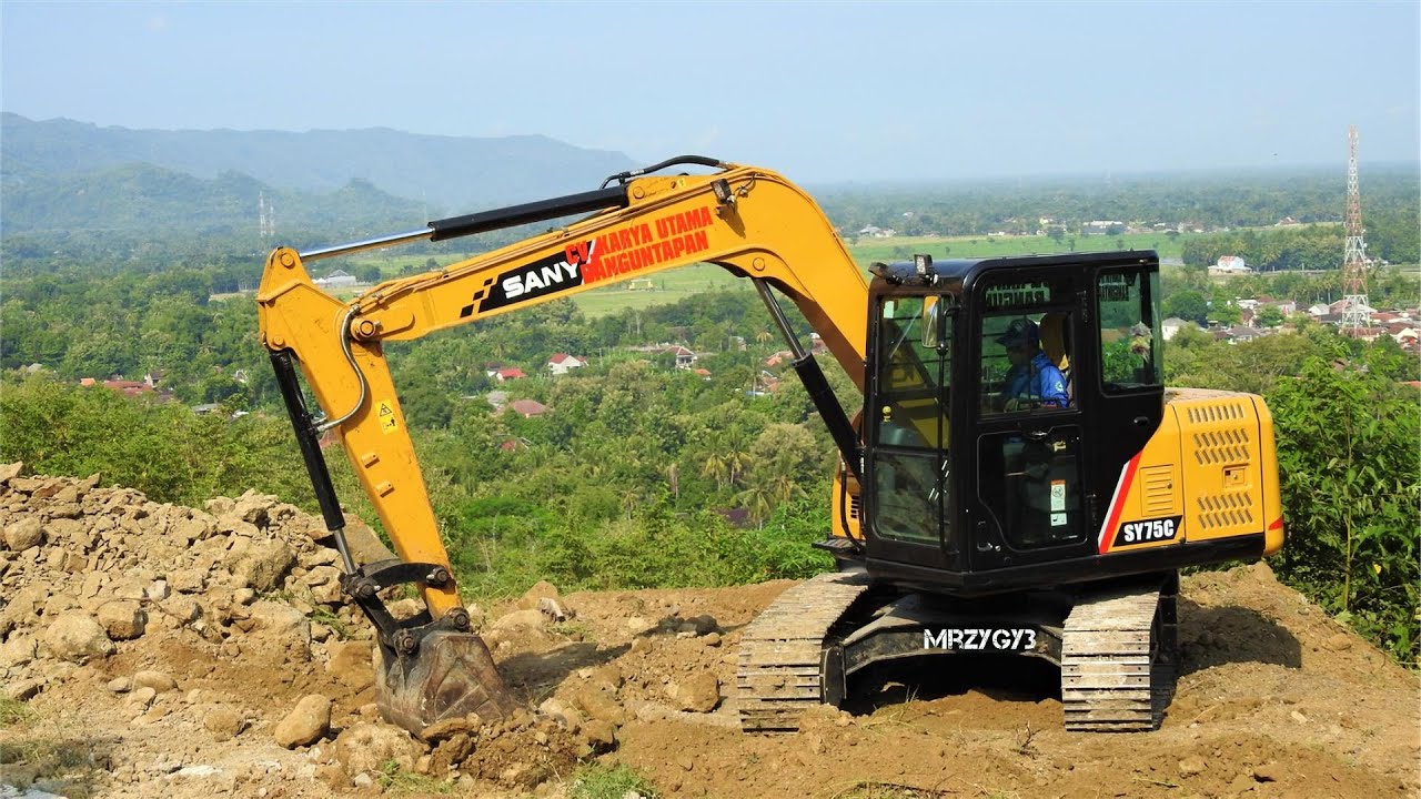 Mini Excavator Sany SY75 Start Working With The Dirt