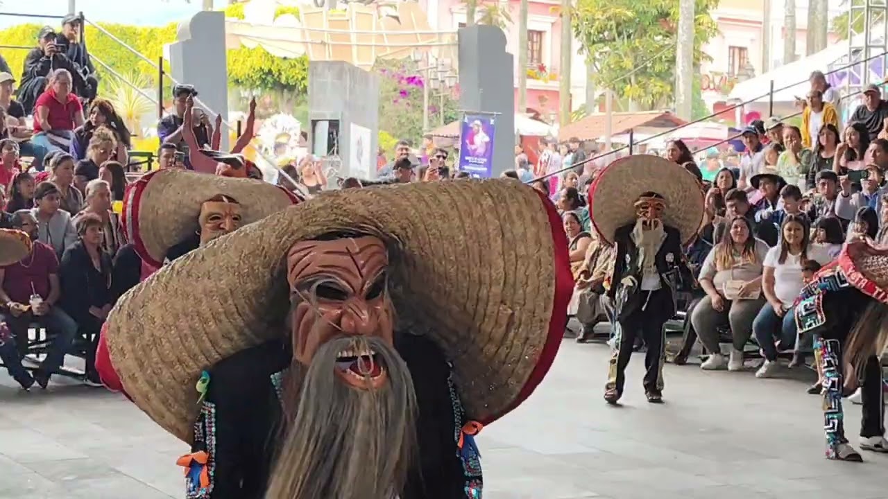 Así se presentaron grupos de máscaras danzantes en Coscomatepec de bravo, Veracruz.