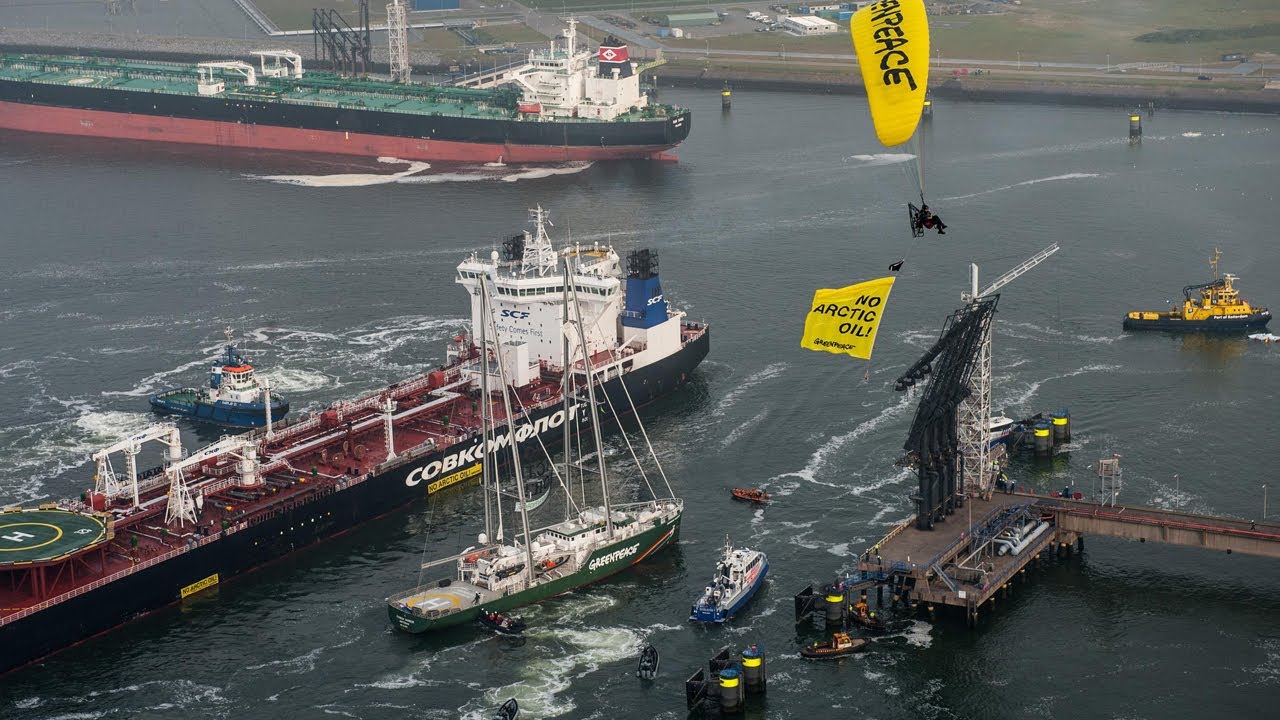 Greenpeace bloquea buque con cargamento de petróleo