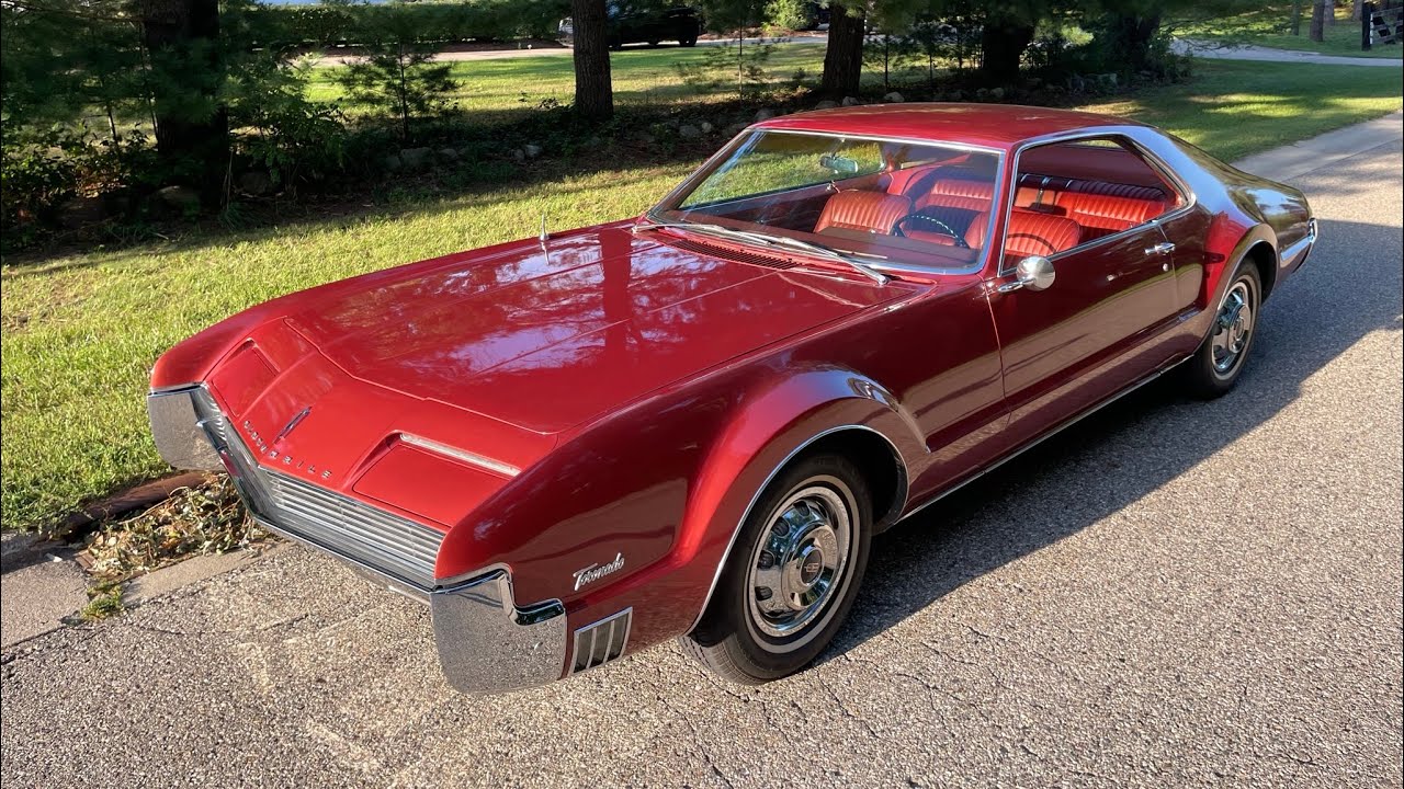 Что делает Oldsmobile Toronado 1966 года настолько странным автомобилем? (в HD!)