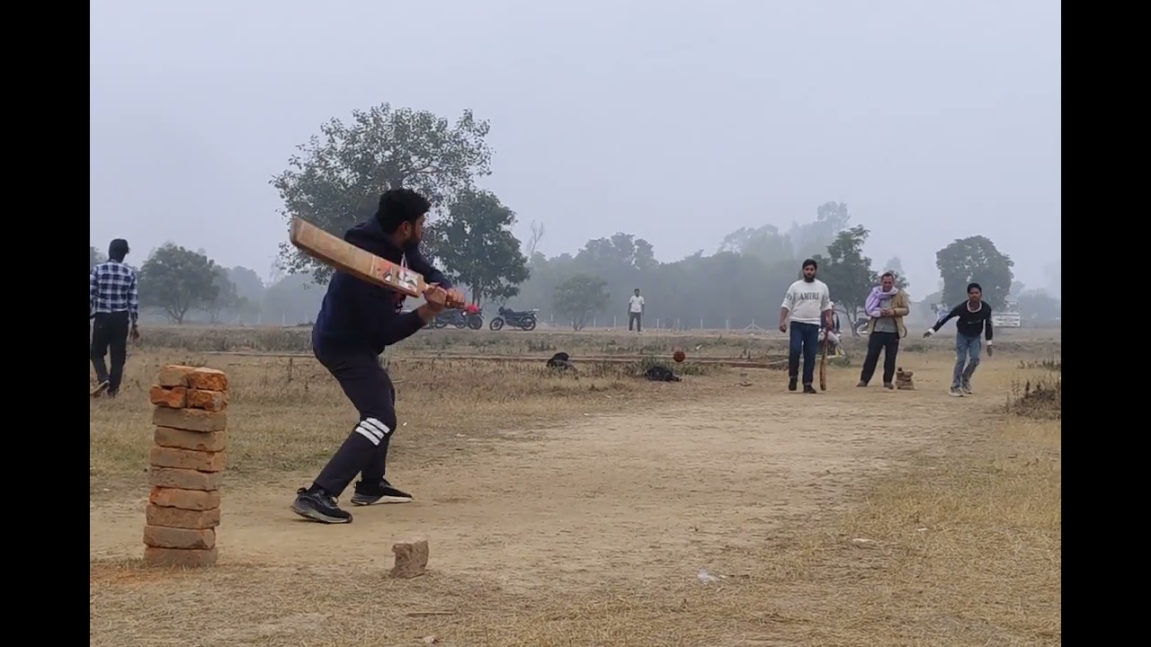 apne padosi gho ka saat cricket macha
