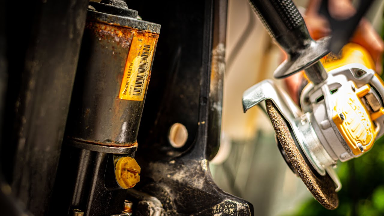 How to add trim fluid to outboard motor | Trim motor stuck