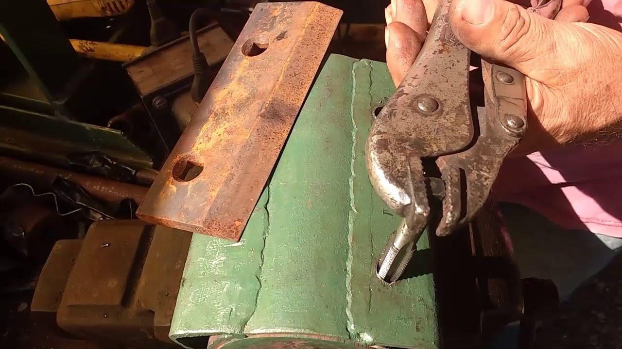 Fixando as lâminas de corte no triturador de côco