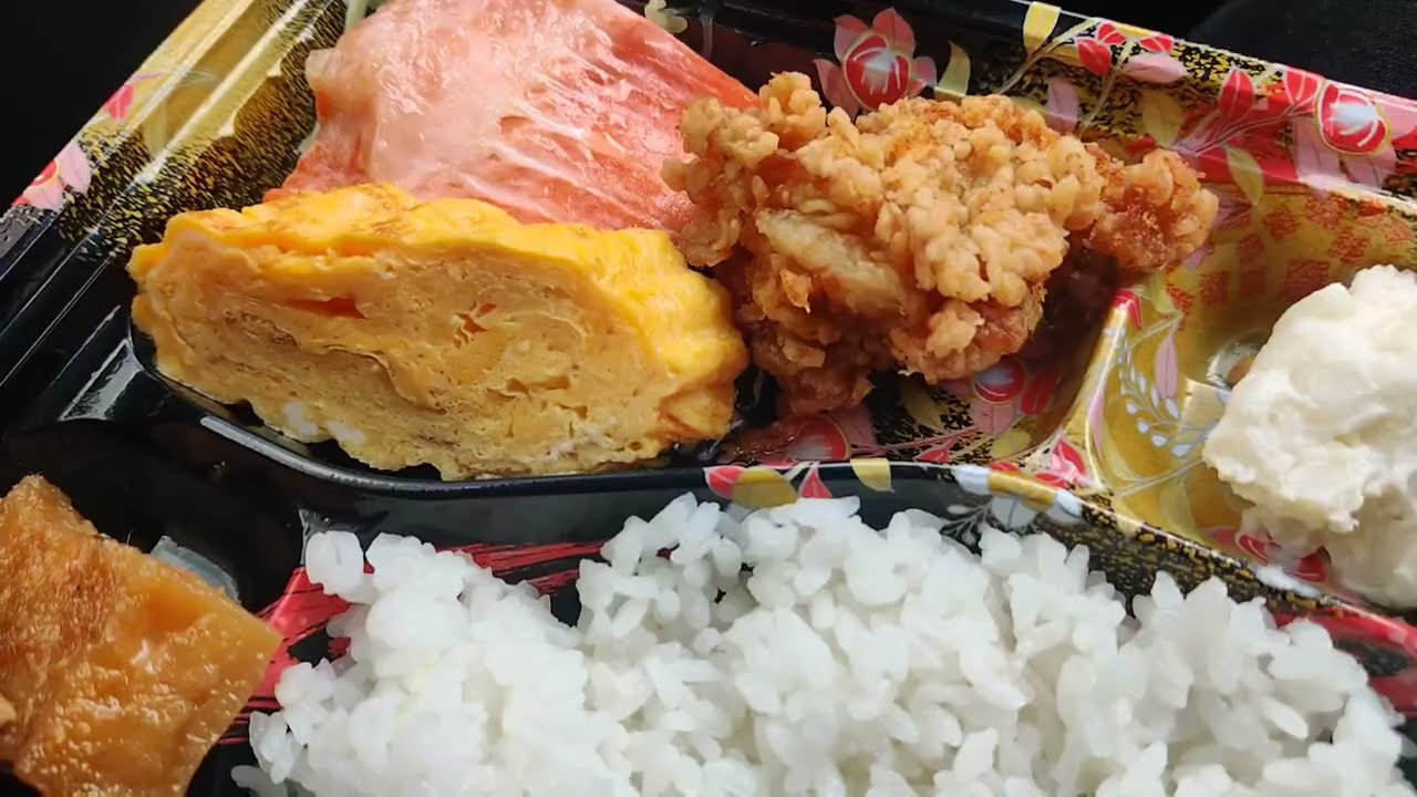 【日南市】ほんのえき田中屋の鮭弁当とハンバーグ弁当各298円&フレンドリーマートくろぎののりタル弁当とミックス寄せ揚290円と鶏のたたき1080円😊 #日南グルメ #日南ランチ #お惣菜 #日南市