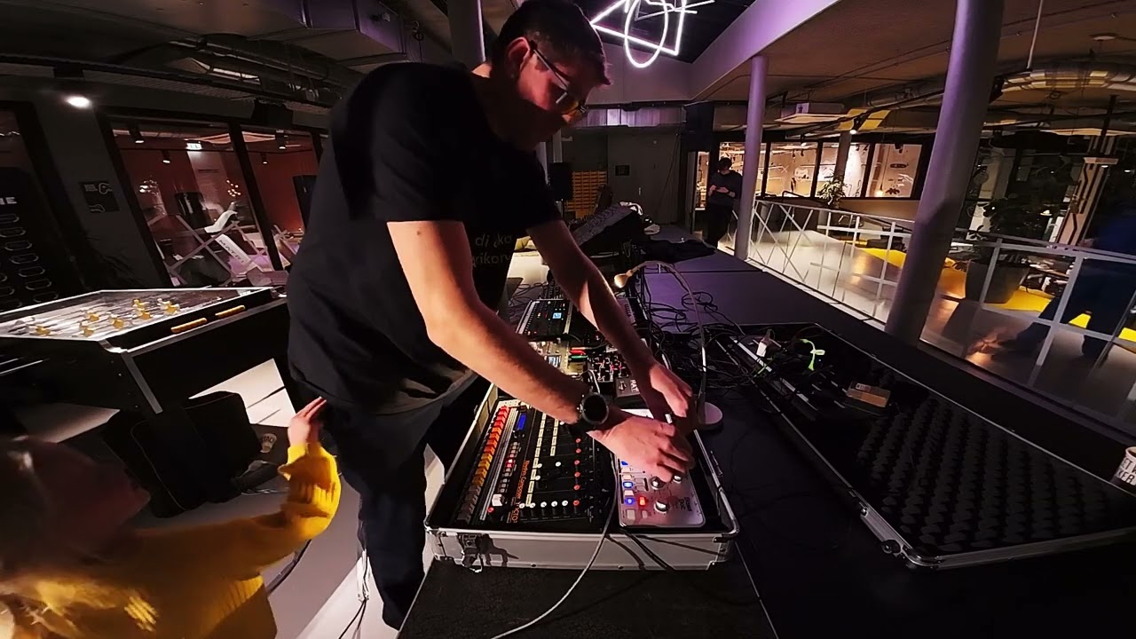 Kuya Robin Live Acid set for Analog playground - The Social Hub Delft
