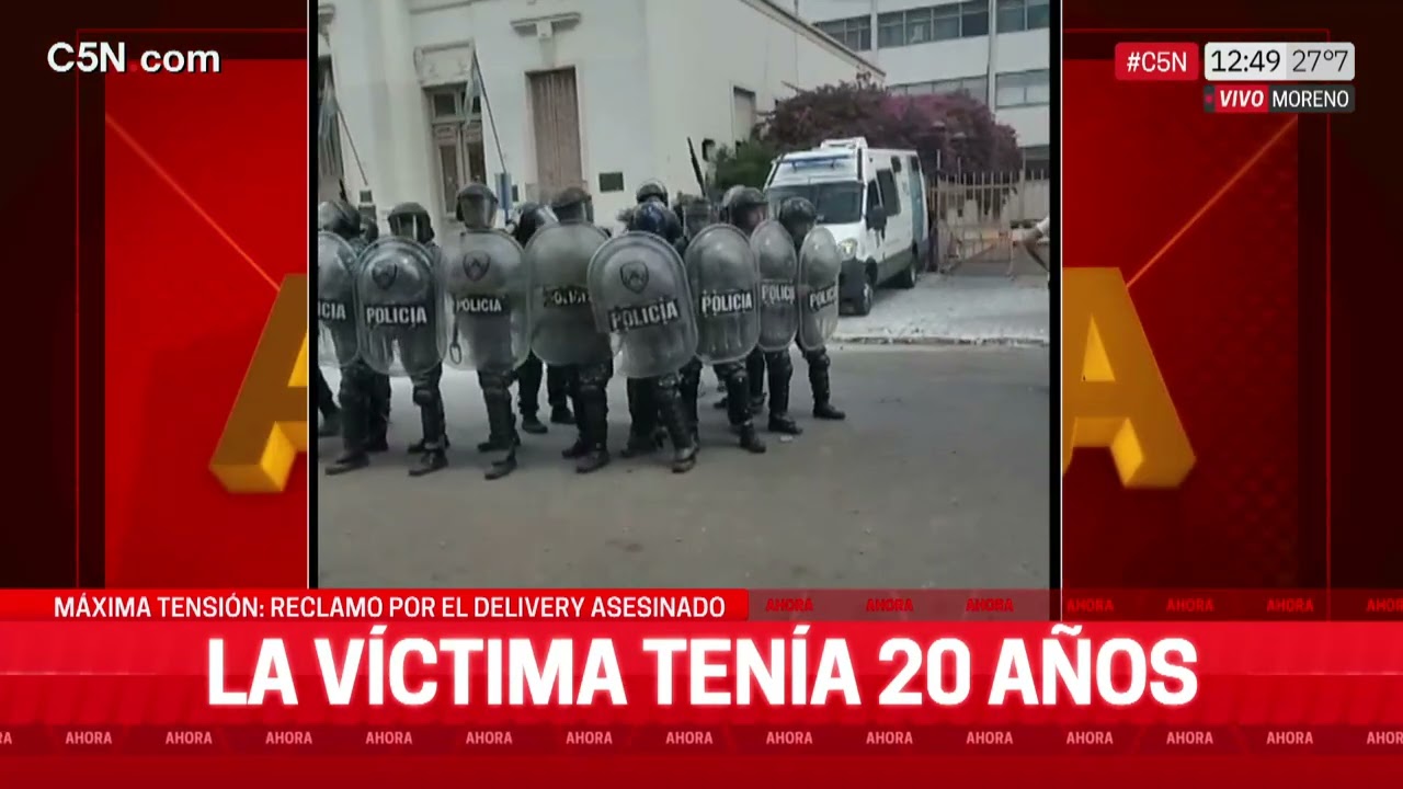 MÁXIMA TENSIÓN en MORENO: MANIFESTANTES TIRAN PIEDRAS a la MUNICIPALIDAD