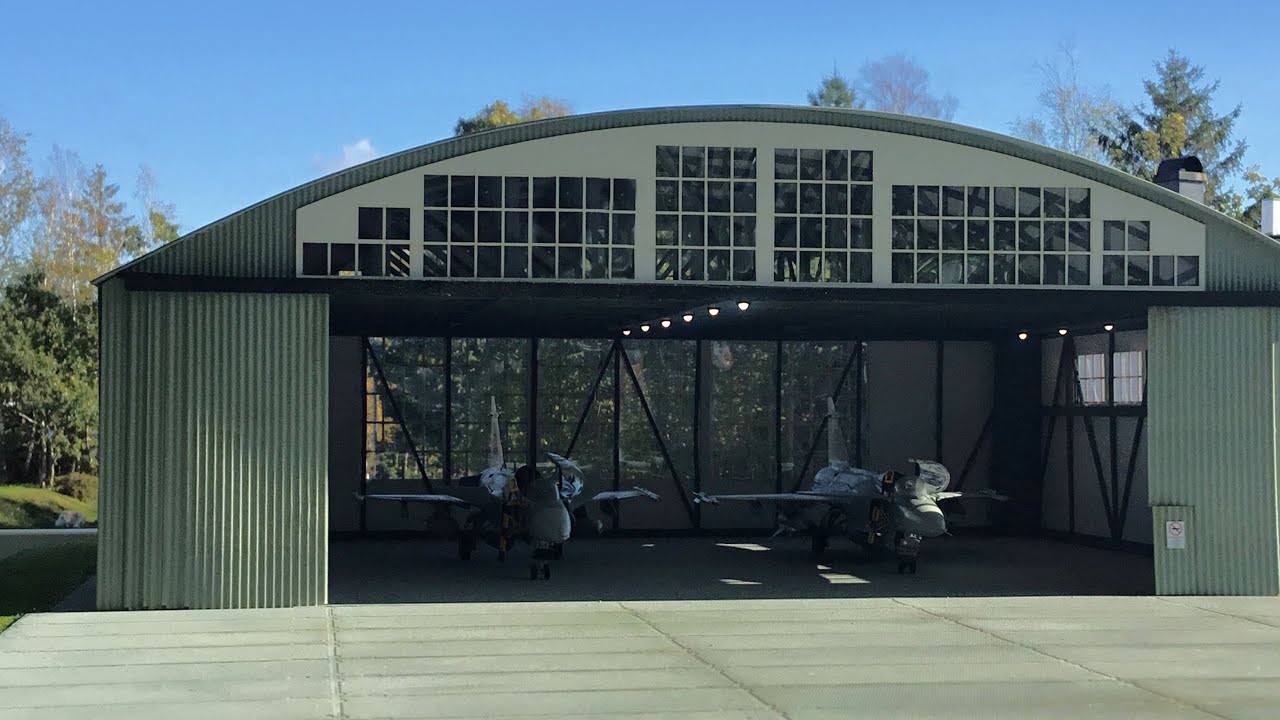 Aircraft Hangar - 1:72 GPM cardboard model