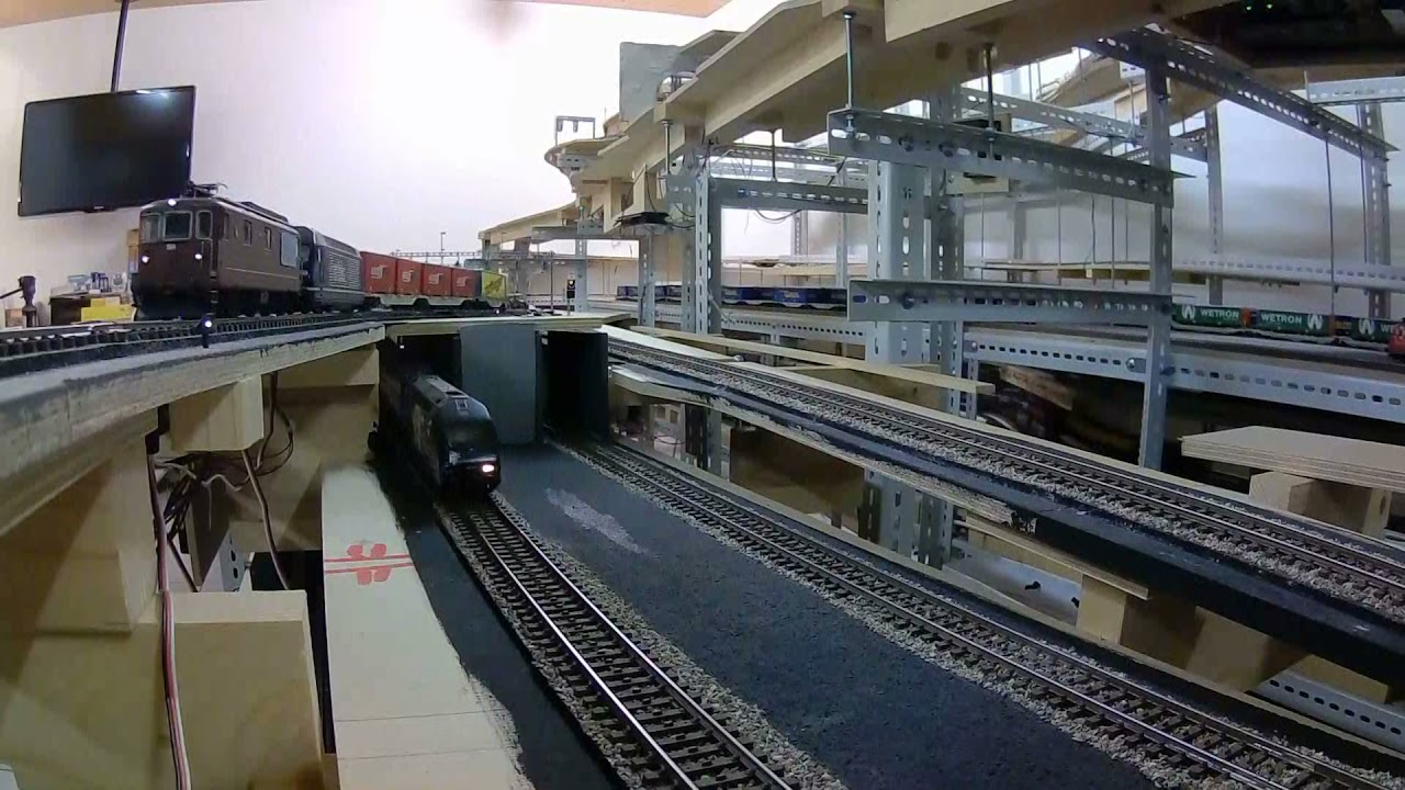 Bahnhof Frutigen mit Zügen zur Bergstrecke und zum LBT